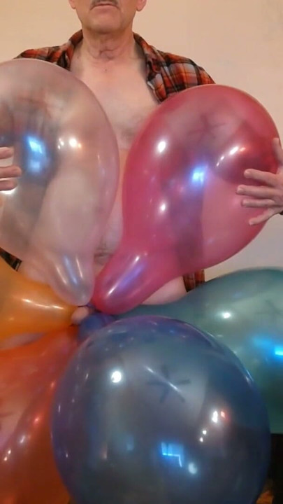 Balloonbanger 81 - futai în grup cu baloane, spermă și pop cu balon direcționat gl700 | Clip 1