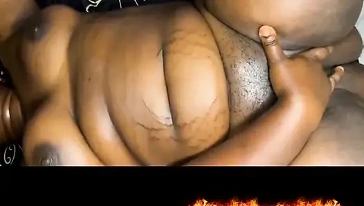 Масляный массаж превращается в глубокое проникновение в киску и горячий самостоятельный трах пальцами