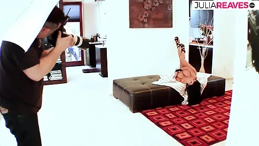 Pelacur lagi asik nyepong kontol sebelum dientot habis-habisan