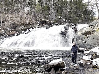 Mijando em uma enorme cachoeira