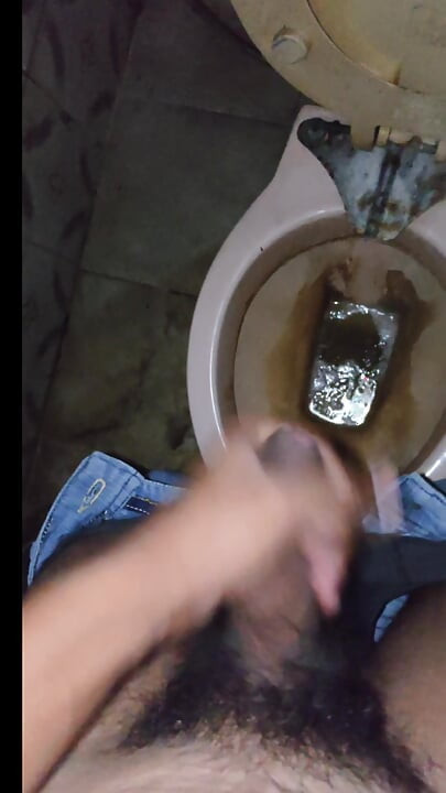 Masturbando no banheiro e grande gozada