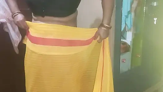 Hintli ev hanımı sarı sari giyiyor.