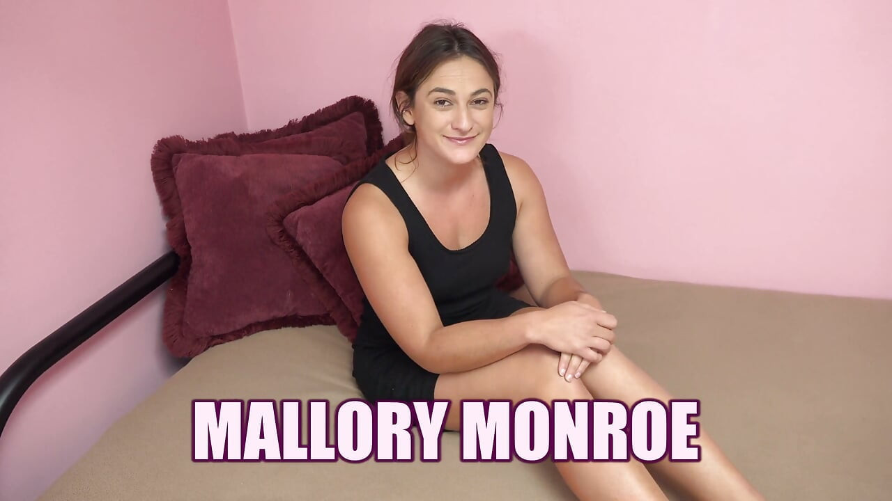 Деревенская шлюшка Mallory Monroe использует игрушку на ее волосатой киске