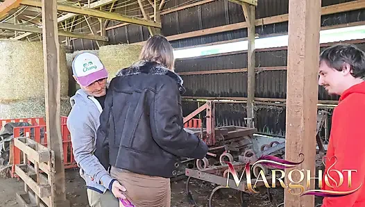 Çiftlikte Üçlü: Komşun Üvey Oğlumun Önünde Yanımda Oldu