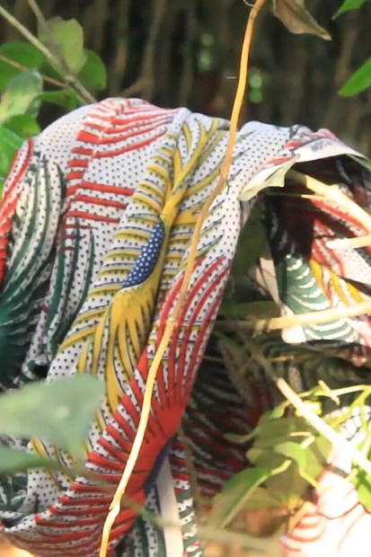 Lelaki yang sangat hitam dari Uganda mengongkek kawan awek remaja dengan buah dada besar di tanah ladang mereka