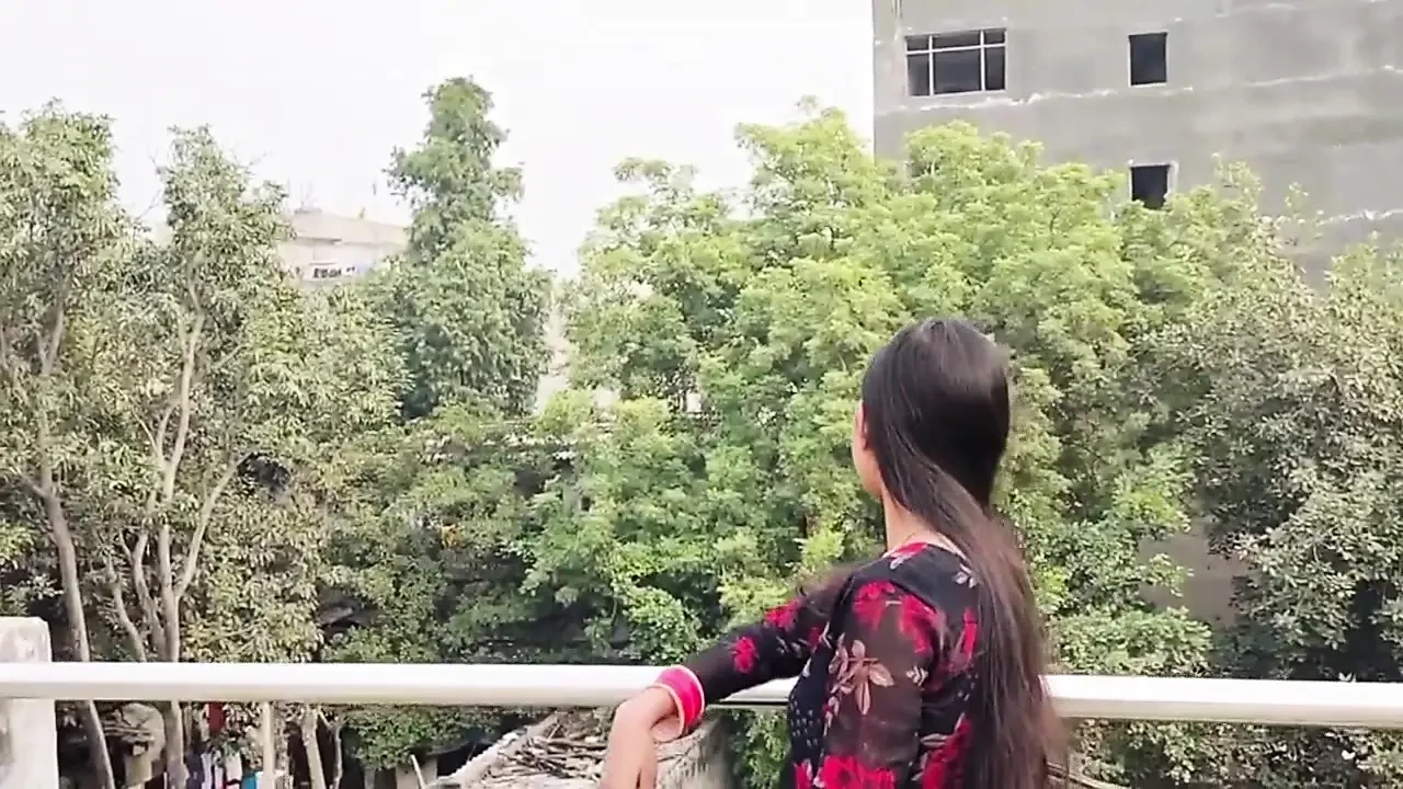 她在度假时和一个陌生人调情并欺骗了丈夫，但她太漂亮了