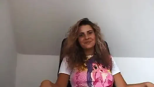 Cewek cantik rambut keriting masturbasi di video solo