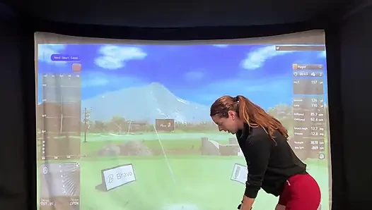 Ich versuche, golf in einem Simulator mit meinem Lush in! Der versuch, nicht zu kommen, während ich schwinge!