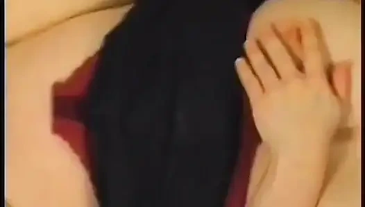 Cewek semok ini suka banget muasin lubang pantatnya pakai vibrator sampai orgasme bergiliran