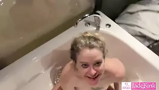 Pareja rizada amateur follando loca en la bañera al aire libre