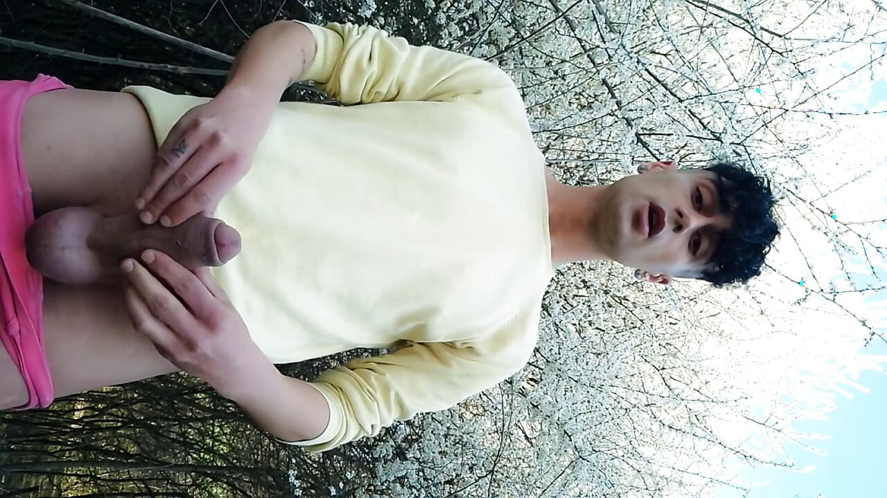 Compilation d’éjaculations dans la nature - angles différents, vue par dessous, éjaculation sur la caméra, éjaculation dans un préservatif