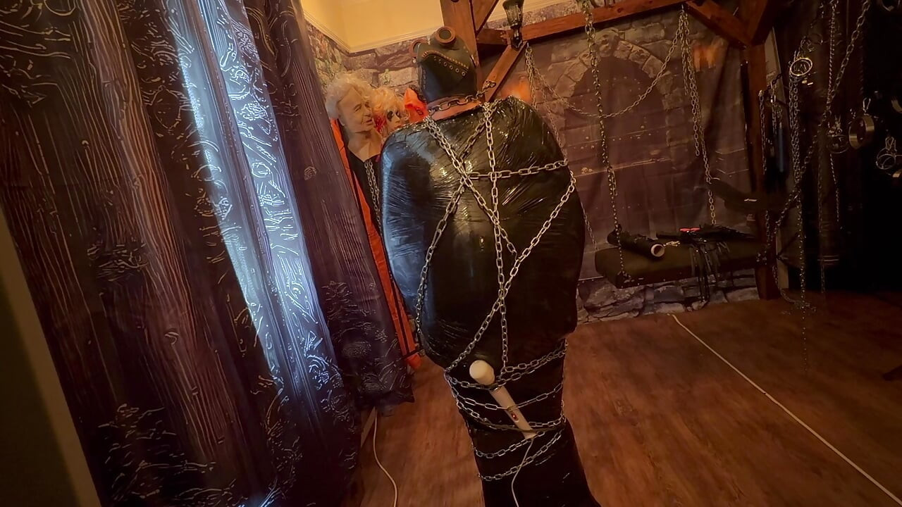 1. dio: - Domina Satana & Bag Man palete omotavaju i povezuju.