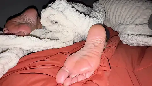 Sinsi stepnephew stepaunt'un seksi uykulu ayaklarını yalıyor ve tapıyor - rol yapma