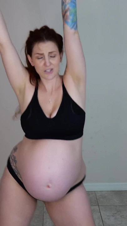 9个月怀孕的脱衣舞冰淇淋