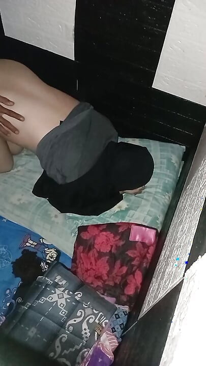 el culo de una mujer asiática hijab por ella grita de dolor y lo disfruta