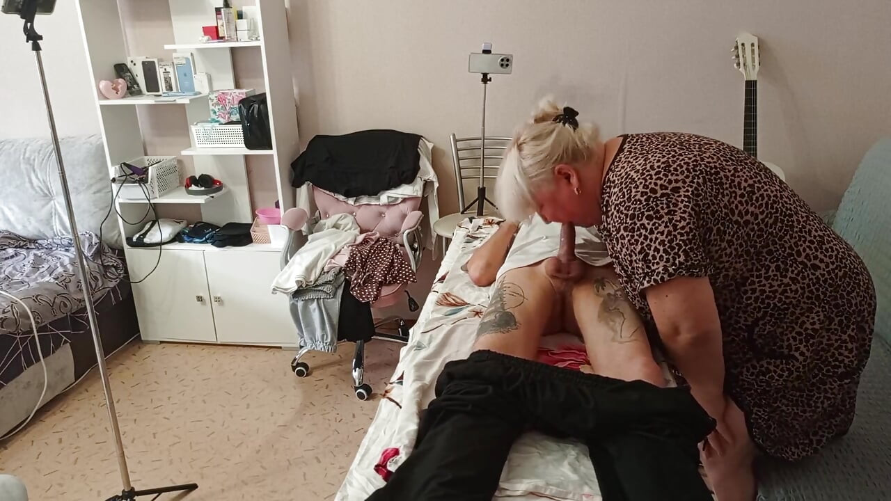 Üvey annem masaj masasında sikimi emiyor ve sıvazlıyor ve döl yutuyor