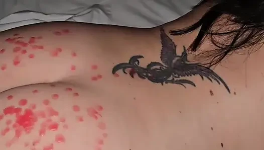 Cowok ini ngentot pantatku pakai lilin dan crot di dalam memekku supaya aku ngentot aku habis-habisan!