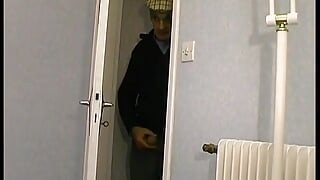 爺爺在看一對年輕情侶做愛時偷偷明白了。