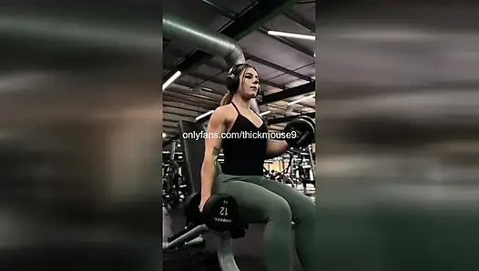 Kecelakaan fisting 18 tahun: memek siku dientot dalam banget di live streaming