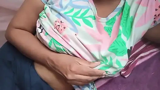 Wanita Sri Lanka merayu pasangannya melalui panggilan video sampai orgasme hanya dengan toket besar dan memek basah