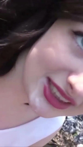 Emotivní okamžik z "Německá vysokoškolská teen Elisa Seduce k šukání v parku v Berlíně"
