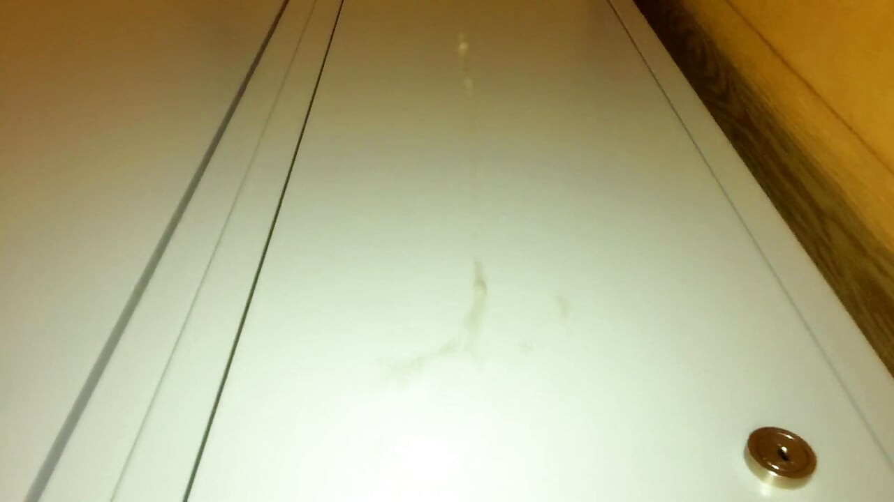 我的性感異性戀同事在更衣室的儲物櫃上被射精