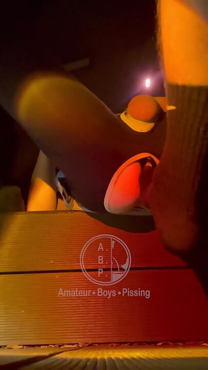 ครั้งแรกที่พยายามฉี่ด้วยที่อุดตูดในตูด jules ถูก 'ช่วย' โดย Simon เพื่อนร่วมห้องของเขา