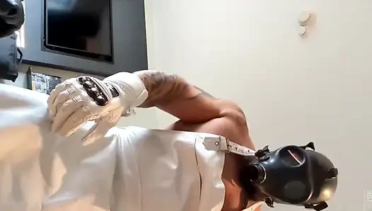 Önlüklü oğlanın altına gir