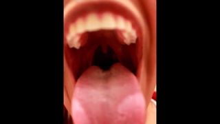 长舌头，大喉咙完美的嘴巴