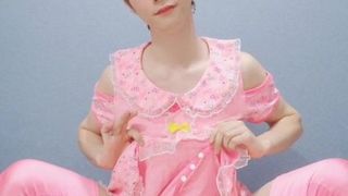 Travesti japonés masturbándose en vestido Pinky Banish