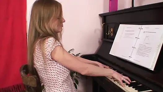 Hold milf rides a monster cock after sucking it deepthroat