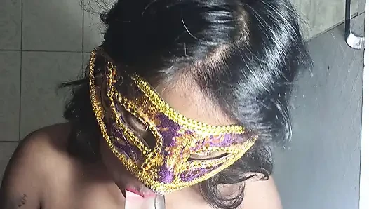 Istri India bermain dengan dildo