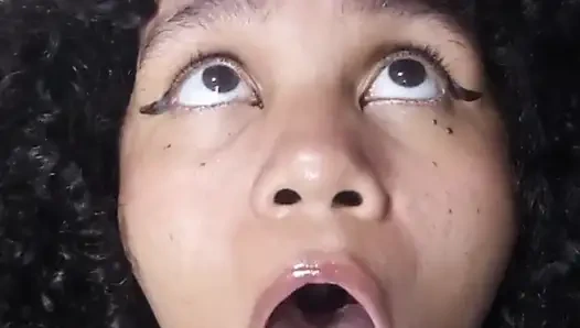 Cewek sange lagi asik twerking pakai celana dalam thong kecil