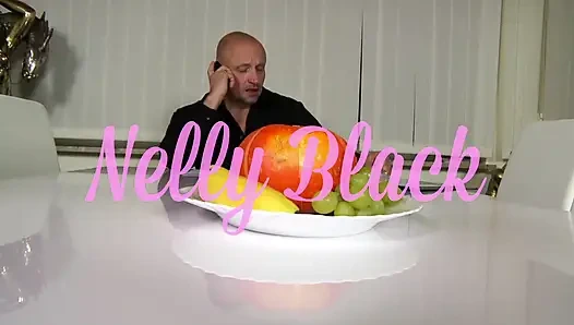 Чернокожая с большой задницей наслаждается теплой порцией спермы