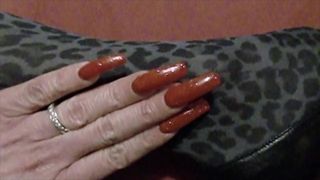 Mis largas uñas en esmalte rojo brillante