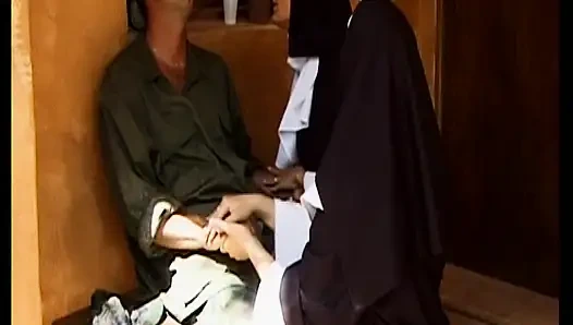 Deutsche MILF mit naturals wird in FFM-fetisch gebohrt