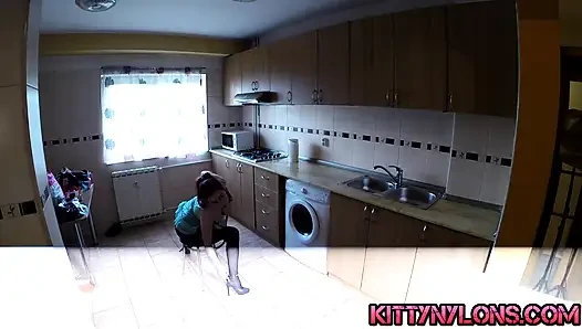 Büyük doğal memeli seksi kızıl saçlının külotlu çorapla fetişi var