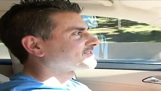 Очаровательный сочный ящик любви с киской крошки ждет широко раскрытого для большой любви палка, начинить его