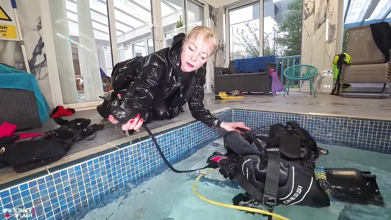 Dominación bajo el agua en equipo de buceo completo