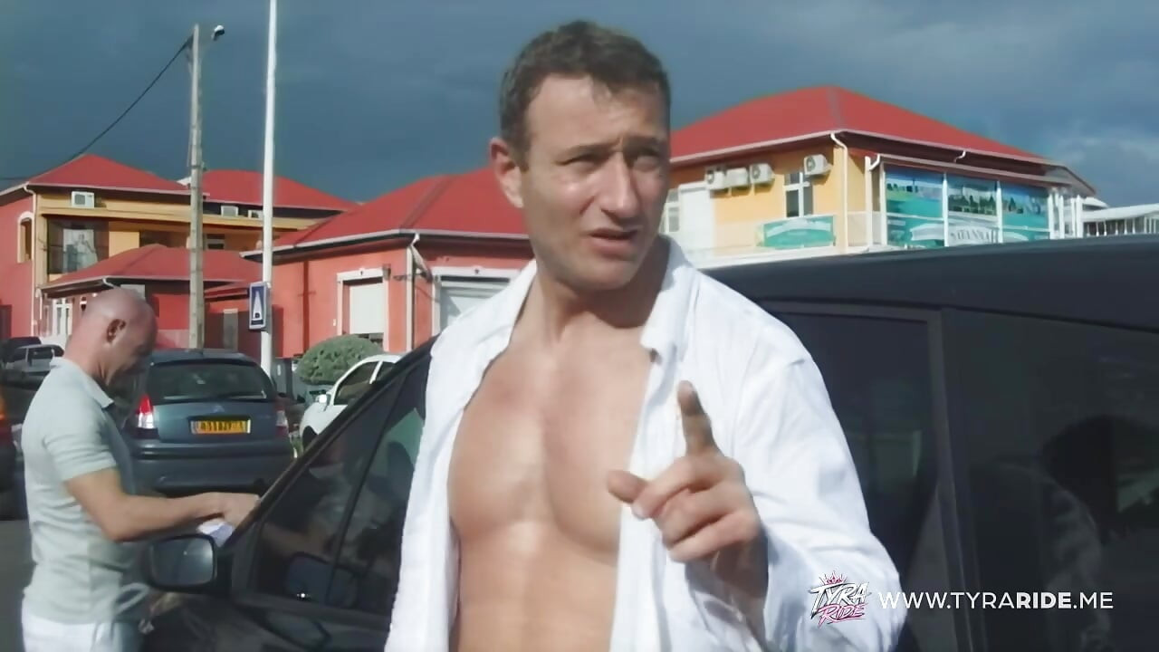 Blondă în mașină în timpul filmării nud pe plajă, filmare cu echipajul