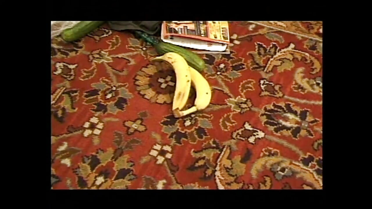 서로 섹스하는 세 명의 발정난 레즈