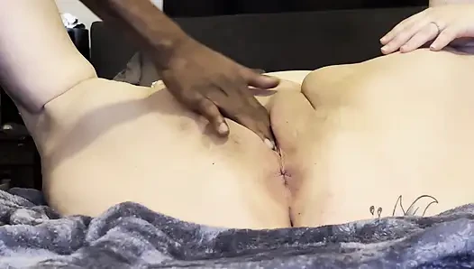Tante seksi dengan pantat bahenol ini lagi asik ngentot memek bebasknya sampai muncrat banyak banget!