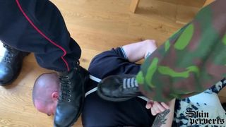 Skinhead werd naakt gebruikt door twee mannen en vond het heerlijk