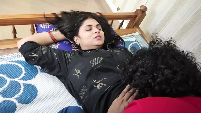 Shirt and lungi removal and underwear only ass lick and boobs kiss hot romance of Vaishnavy and Sharun Raj, Mallu hot couple