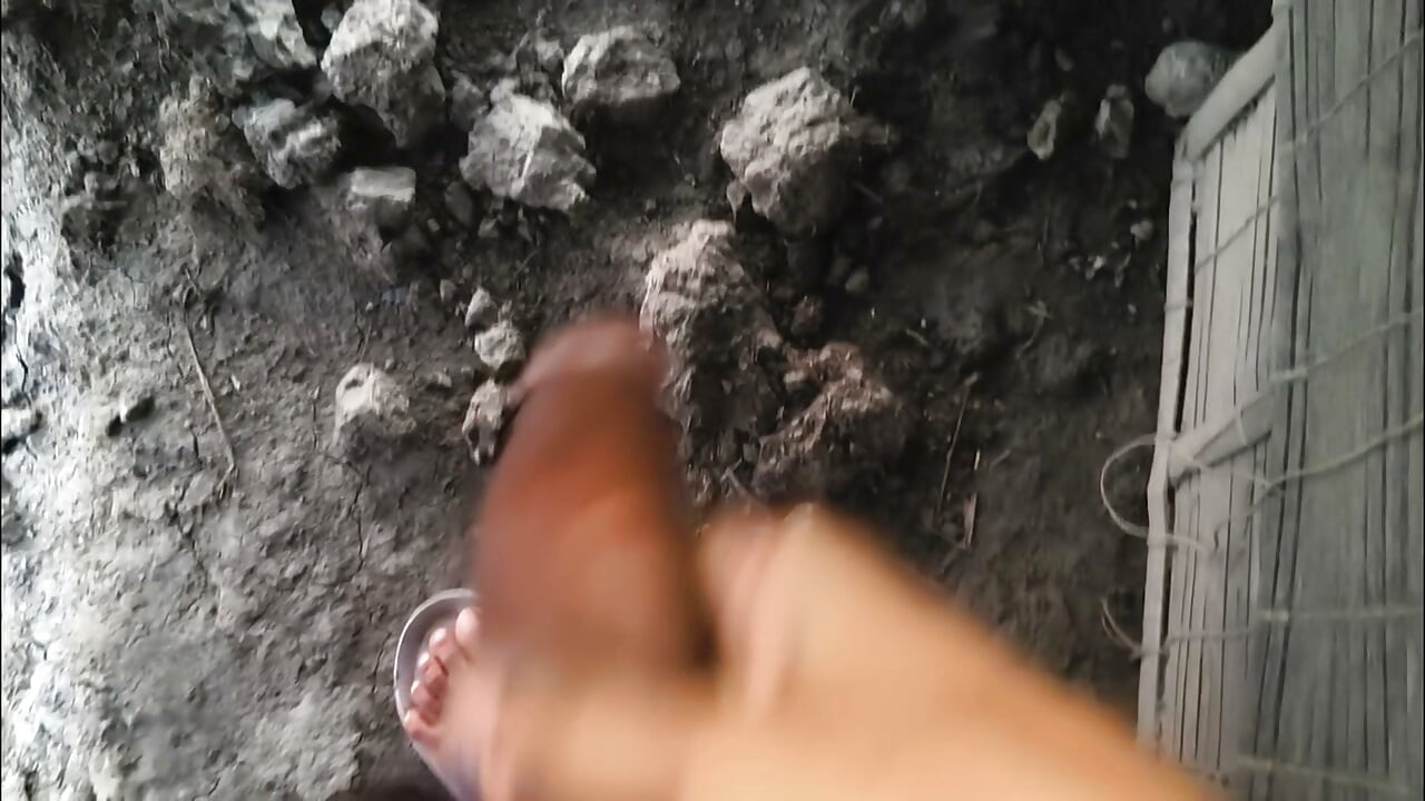 Masturbating in a mud room having fun