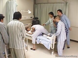 Napompowana azjatycka pielęgniarka rucha się z pacjentami