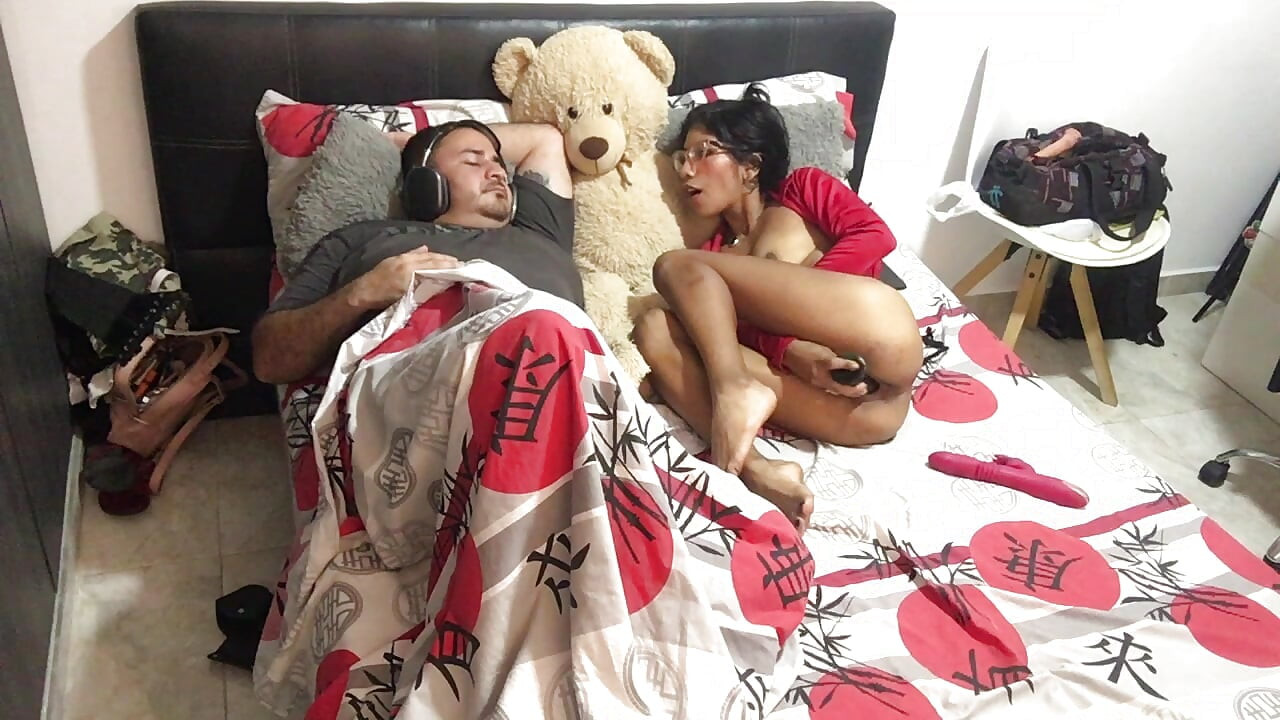 أمارس العادة السرية أمام زوجي وأحرزه على ممارسة الجنس.