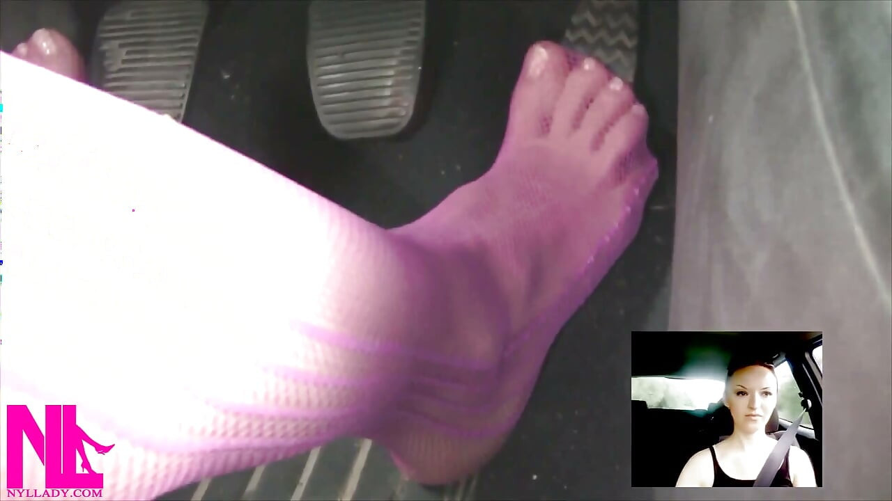 Sensuell pedal pumping i rosa fishnets