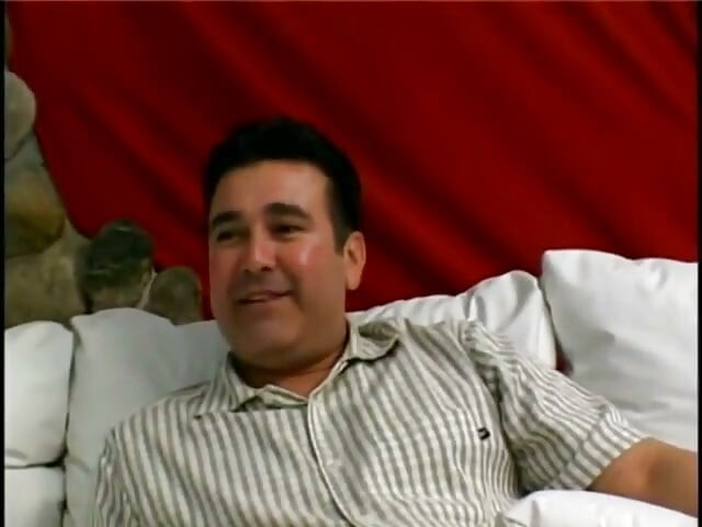 Le chupa el cinturón porque es un esclavo sumiso