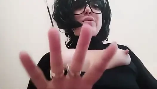 Üvey annemin göğüslerini büyütmesine gerek yok, ama istiyor!